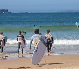 8 días de campamento de surf divertido e intenso frente a la playa con Ferrel Surf House en Peniche, Portugal - Photo 5