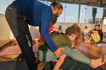 Online 50-Stunden Ashtanga-Vinyasa-Yoga-Ausbildung mit der Option von Selbstlern- und Live-Sitzungen