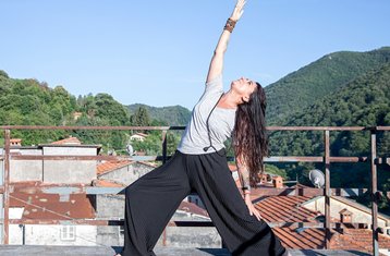 1 Monat Get into The Yinfluence Online Yoga Retreat mit Elena, 12 einstündige Live-Sitzungen inklusive