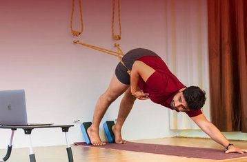 Selbstgeführter 50-Stunden Online Hatha Yogalehrer Ausbildungskurs mit Lebenslangem Zugang