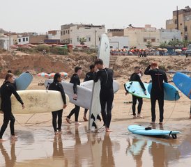 4 días de campamento de surf de yoga, olas y ambiente costero en Tamraght, Marruecos - Photo 3