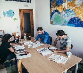 14 días de campamento de kitesurf con curso avanzado de español en Tarifa, Andalucía, España - Photo 3