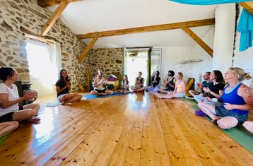 25 Tage 200-Stunden Ashtanga Yogalehrer Ausbildung in Auvergne-Rhône-Alpes, Frankreich