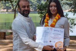 100 horas de formación online de profesorado de yoga Hatha y multiestilo a tu ritmo con 20 horas en directo