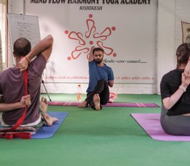 712 días de formación de Yin y Yoga Nidra de 100 horas en Rishikesh, India - Photo 1