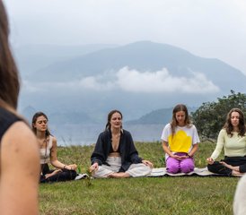 27 días de profesorado de yoga de 200 horas: Hatha, Acro, Tantra, Bhakti y Kriya | Lake Chivor - Photo 3