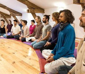 22 días de retiro tradicional de hatha yoga en Saint-Just-d'Avray, Beaujolais, Francia - Photo 2