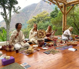 222 jours en formation de professeur de yoga holistique avancé 300 h hybride à Lake Atitlan, Guatemala - Photo 1