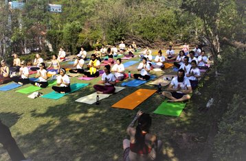 59 días de profesorado de yoga de fusión y terapias holísticas de 500 horas en Rishikesh, Uttarakhand, India
