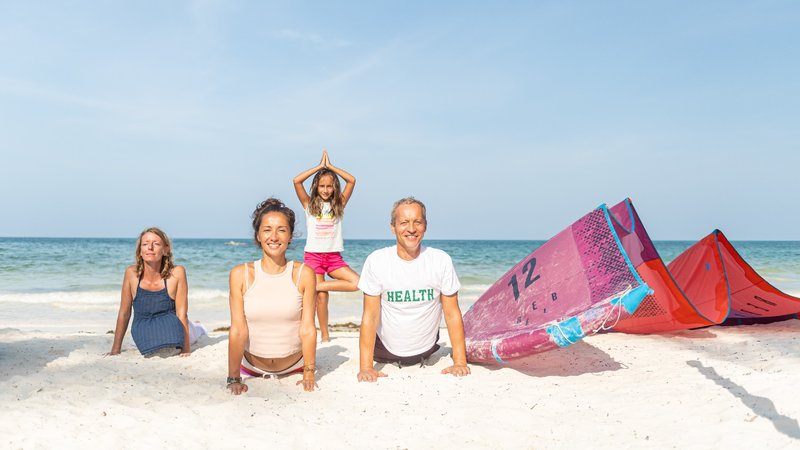 8 días de retiro de yoga con kitesurf o wing foil en la playa en Zanzíbar, Tanzania