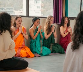 727 días de profesorado intermedio de yoga Hatha, Ashtanga Vinyasa de 300 horas en Rishikesh - Photo 1
