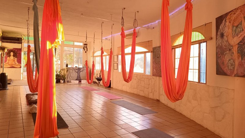 3 días en retiro Regresa al Origen: Terapia de Regresión y Yoga Aéreo en Motril, España
