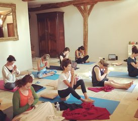 6 jours en stage de yoga : nature, respiration, chant, rire et danse dans le Parc du Thuit, France - Photo 3
