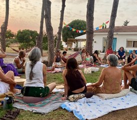 1 año de profesorado híbrido de yoga de 300 horas con 1 módulo online y 2 fases presenciales en Cádiz, España - Photo 3