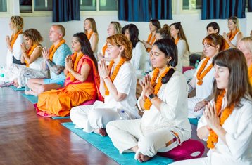 13 Tage 100-Stunden Yoga- und Ayurveda-Yogalehrer Ausbildung in Rishikesh, Indien