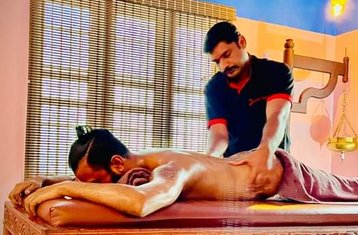 28-Daagse Afslankretreat met Ayurveda, Yoga en Meditatie in Munnar, India