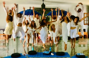 Formación de profesor de yoga híbrida de 200 horas: clásica a tu ritmo y 14 días presenciales de Yin y Ayur en Tenerife