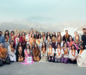 24 días de curso de profesorado de yoga asana multiesilo de 200 horas en Rishikesh, India - Photo 2