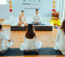 30 Tage 300-Stunden Hatha, Ashtanga, Vinyasa, Yin Yoga TTC mit Trauma und Emotionaler Heilung in Indien - Photo 2