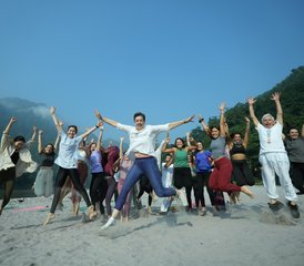 524 días de formación de yoga en vivo, respira y enseña de 200 horas en Rishikesh, India - Photo 1