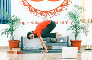 Selbstgesteuerte Online 200-Stunden Hatha-, Ashtanga-Vinyasa-Yogalehrer Ausbildung mit Astrologie-Meisterklasse, 120 Kontaktstunden