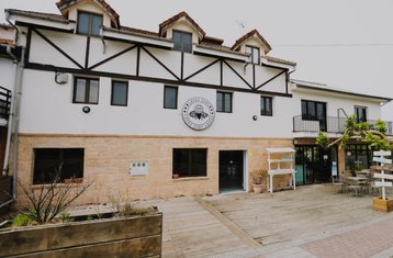 8 días de campamento de surf para todos los niveles en Latas Surf Lodge, Cantabria, España