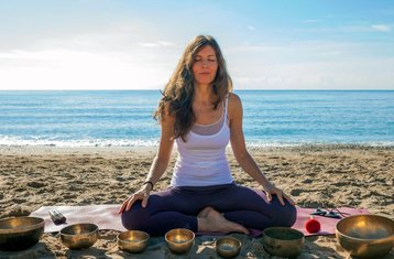 200-Stunden Hybrid: Selbstgesteuert & 20-tägige Präsenz-Ausbildung in Klang, Kakao-Zeremonie & Yin Yoga in Thailand