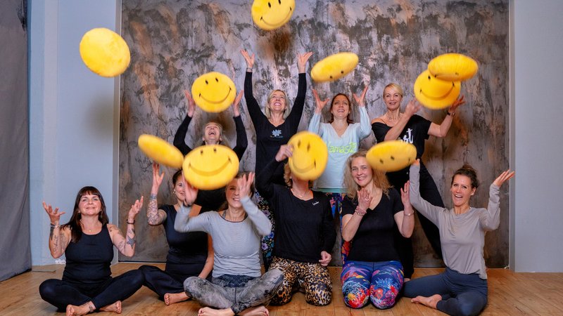 8 días de profesorado de yoga aéreo y aerial yin de 80 horas sobre el mar en Milies, Grecia