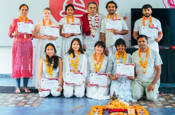 25 Tage 200-Stunden Meditation Yoga Nidra und Hatha Yogalehrer Ausbildung in Rishikesh, Indien