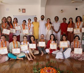 1024 Tage 200-Stunden Multi-Style Yoga- und Ayurveda-Yogalehrerausbildung in Rishikesh, Indien - Photo 1