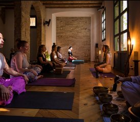 10 jours-100h en formation de professeur de yoga Abundancia On à Barcelone, Espagne - Photo 4