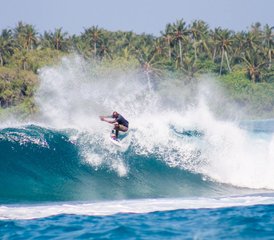 4Camp de surf de 22 jours « Surf by Day, Sunset by Soul » à Thaa Veymandoo, Maldives - Photo 1