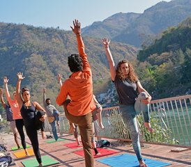 924 días de profesorado de yoga de 200 horas: transforma tu vida con el Himalaya auténtico en Rishikesh, India - Photo 1