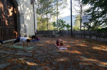 200-Uur Hybride: Zelfstudie Online en 8-Daagse Fysieke Yoga Docentenopleiding in Forino, Italië