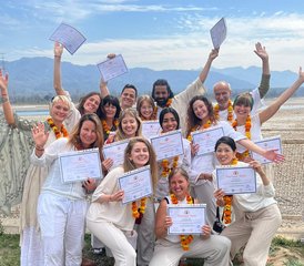 426 Tage 200-Stunden Ganzheitliche Hatha-Vinyasa-, Ayurveda-Yogalehrer Ausbildung in Rishikesh, Indien - Photo 1