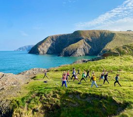94 Tage Herbstlicher Küsten-Yoga-Retreat an der atemberaubenden Küste in Westwales, Großbritannien - Photo 1