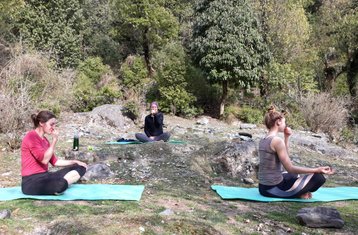 16 jours en stage de yoga au Népal avec trekking de yoga et retraite en monastère en Inde