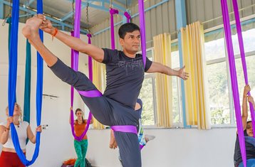 8 jours-50h en formation de professeur de yoga aérien à Rishikesh, Inde