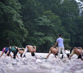 811 días de curso intensivo de profesorado de yoga Hatha y Ashtanga de 100 horas en Rishikesh, India con Ayurveda - Photo 1