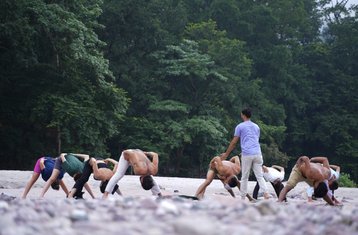 11 días de curso intensivo de profesorado de yoga Hatha y Ashtanga de 100 horas en Rishikesh, India con Ayurveda