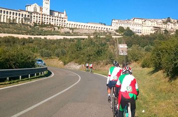 10 días de ruta ciclista guiada de costa a costa por la Toscana, Umbría y las Marcas, Italia