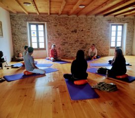 53 jours en week-end de yin yoga, rites tibétains et nature dans la Montagne Noire, France - Photo 1
