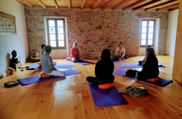 3 días de fin de semana de yin yoga, rituales tibetanos y naturaleza en la Montagne Noire, Francia