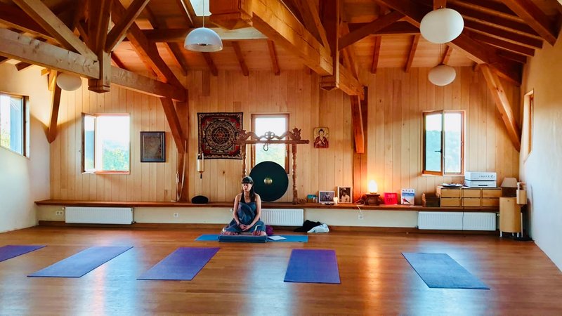 6 jours en stage de yoga Iyengar et méditation active dans un éco-lieu au pied des Pyrénées