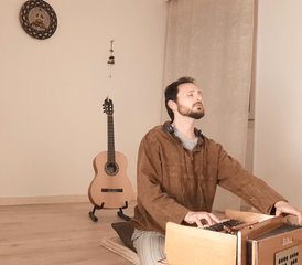 Zelfstudie 30-uur online Bhakti Yoga docentopleiding met kirtan en Indiase harmonium - Photo 5