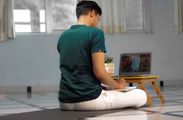 Selbstbestimmte Online-Yogalehrer-Ausbildung über 200 Std. mit 30 Std. Live-Session und kostenlosem 13-Stunden-Ayurveda-Kurs