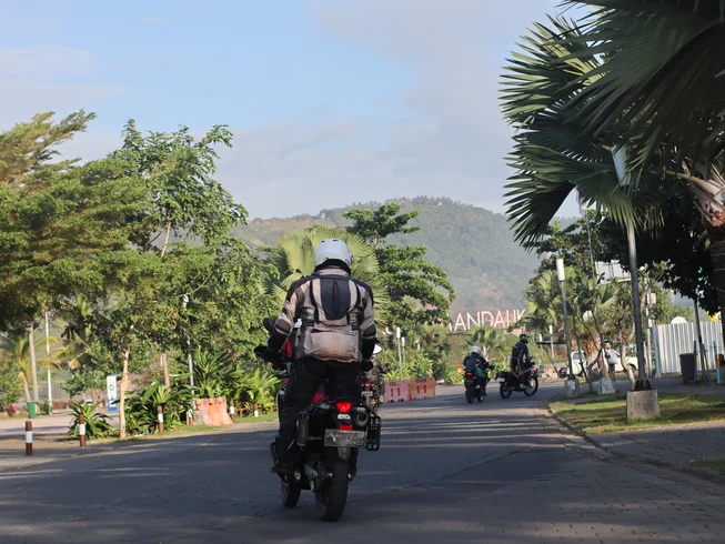 6 Day Lombok - The Loop: Guided Motorcycle Tour in Indonesia from Bali to Lombok Island 