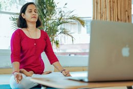 Curso online de Yoga Nidra y Ayurveda de 10 días a tu propio ritmo, con sesiones en directo de 2 horas los fines de