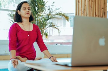 Curso online autodidacta de 10 días de Yoga Nidra y Ayurveda con sesiones en directo de 2 horas los fines de semana