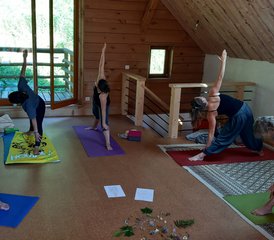 2 jours en stage de yoga : Se cocooner et renforcer ses reins en Savoie, France - Photo 3